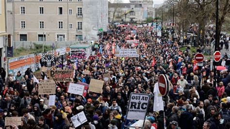 French TV Channels Apologize After Mistaking Albanian Protests for Demonstrations in Paris and Lyon French TV Channels Apologize After Mistaking Albanian Protests for Demonstrations in Paris and Lyon